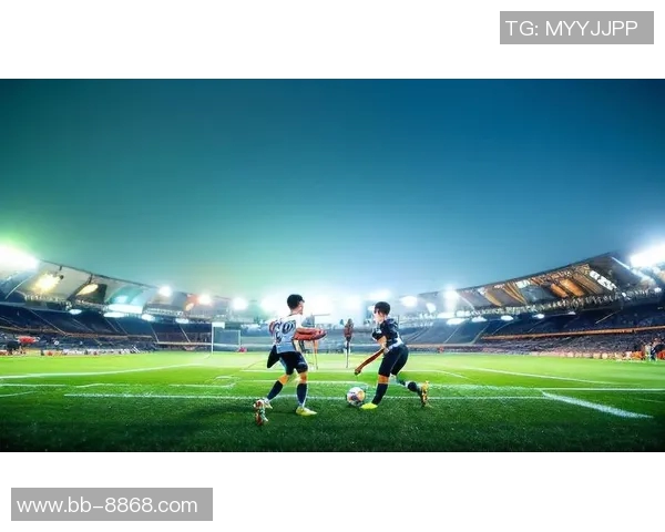 定格绿茵激情瞬间以足球射门姿势球星为中心的震撼画面