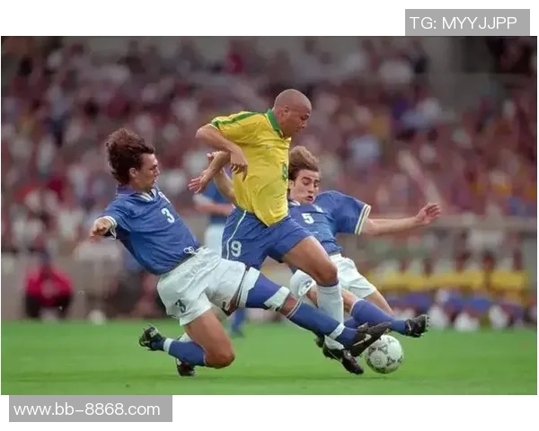 足球巨星日常分享:从训练场到生活点滴,揭秘他们的私人时光 足球巨星日常分享:从训练场到生活点滴,揭秘他们的私人时光